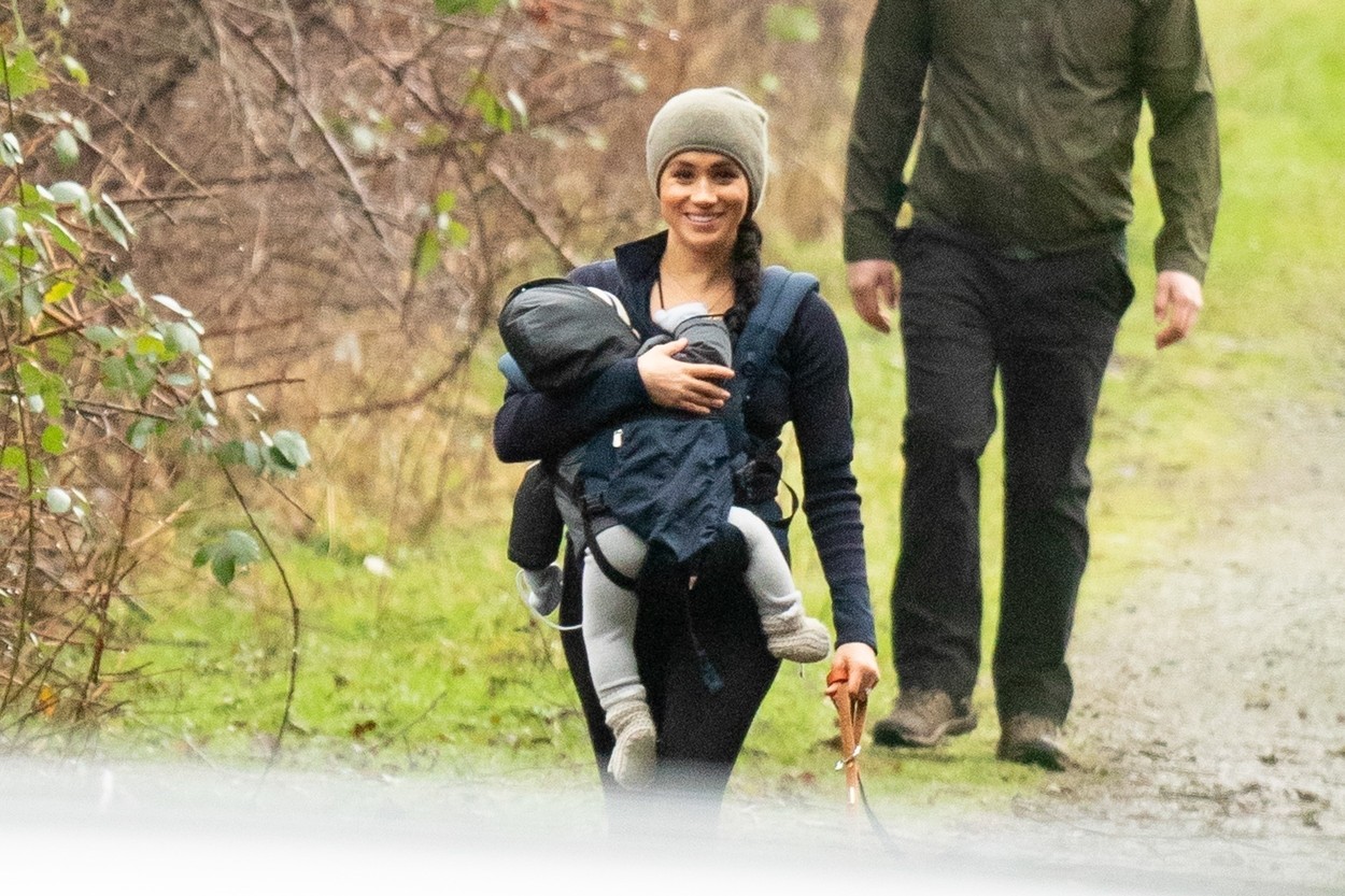 Meghan, fotografiată zâmbitoare la plimbare cu Archie, în timp ce Harry a ajuns în Canada. Ipostaza pentru care a fost criticată