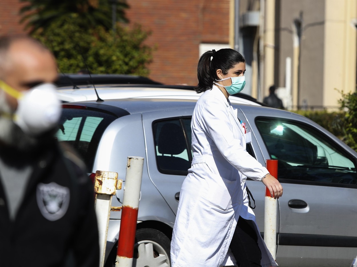 Trei doljeni care s-au întors din Italia, băgaţi cu forţa în carantină de teama coronavirusului