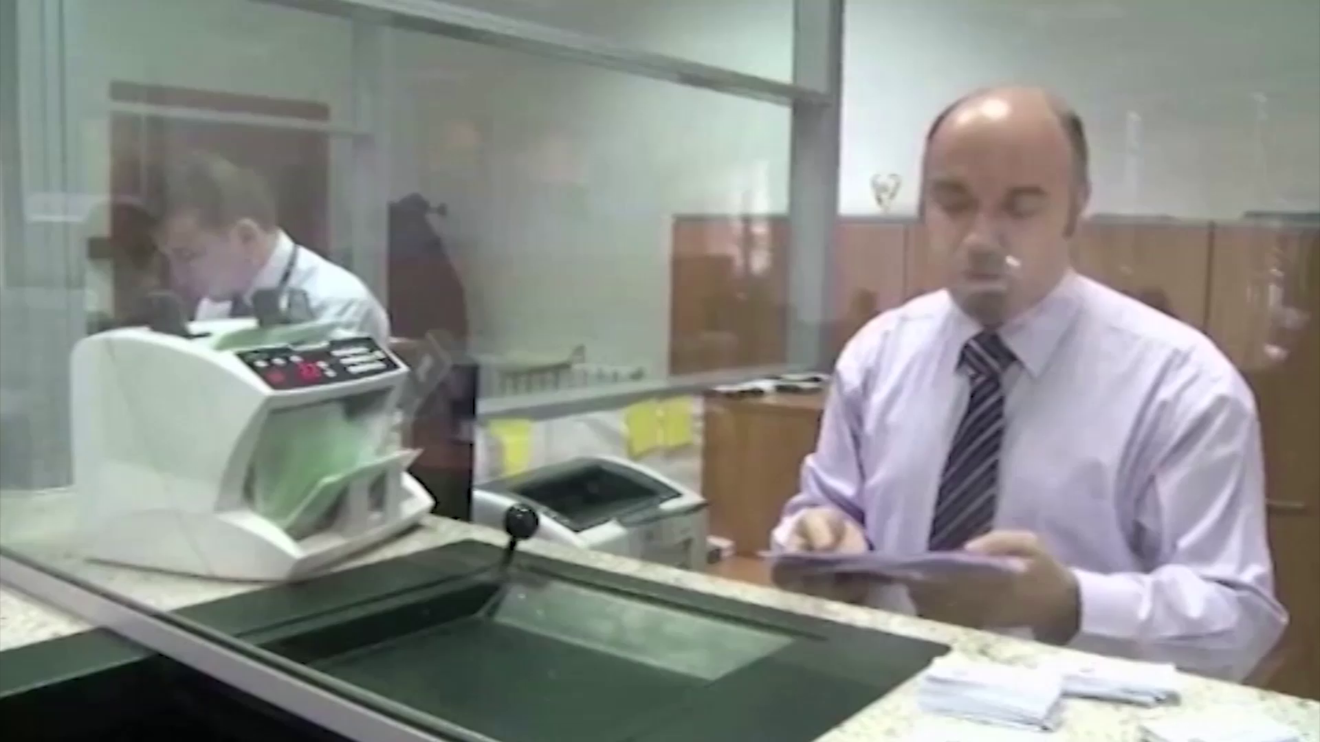 Teama de război determină românii să schimbe euro la preț de speculă. Ce trebuie să știți