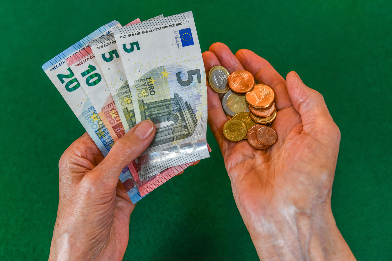 Evoluția euro după anunțarea primului caz de coronavirus. Reacția analiștilor