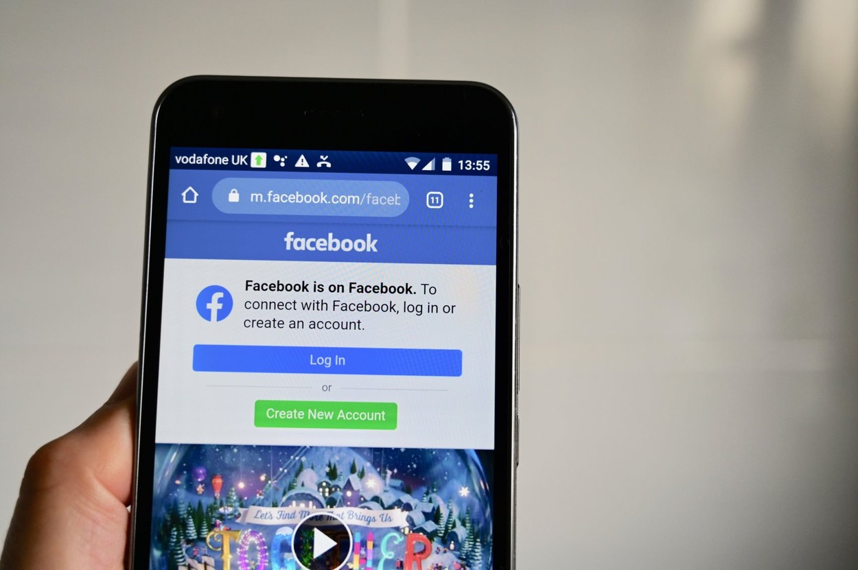 Facebook plăteşte Reuters pentru verificarea informaţiilor şi a imaginilor publicate pe reţea şi pe Instagram 