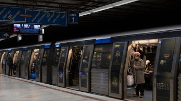 Caz revoltător. Un asiatic a fost bătut și dat afară din metrou de rapidiști, panicați de coronavirus