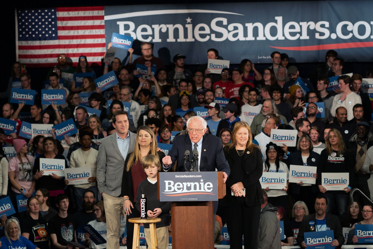 Haos la alegerile primare democrate din Iowa: Rezultatele au întârziat semnificativ. Bernie Sanders susţine că a câştigat