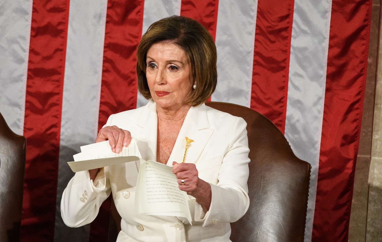 Nancy Pelosi l-a sfidat pe Donald Trump. Momentul în care a rupt discursul liderului SUA după ce acesta nu a dat mâna cu ea