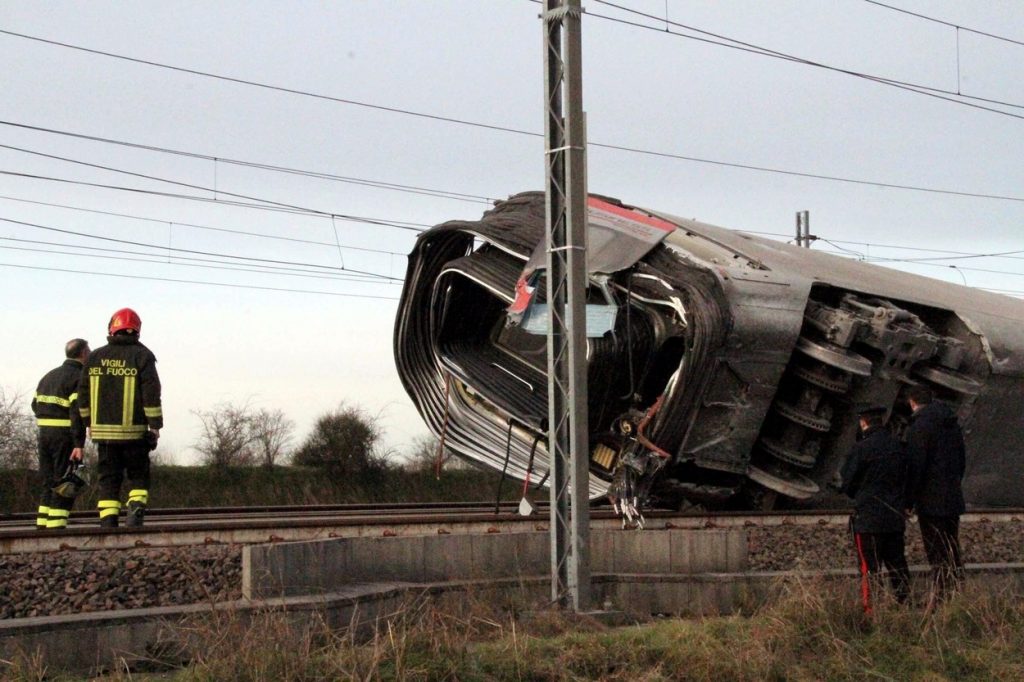 Două persoane au murit în Italia după ce un tren de mare viteză a deraiat.
