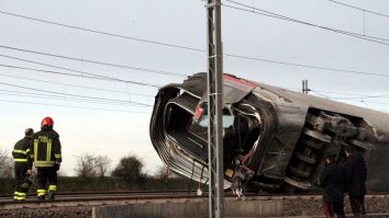 Două persoane au murit în Italia după ce un tren de mare viteză a deraiat.