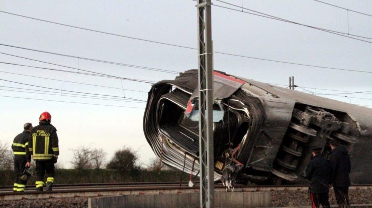 Două persoane au murit în Italia după ce un tren de mare viteză a deraiat.