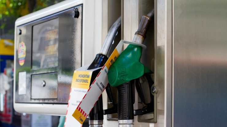 Partea bună a crizei. Benzina s-a ieftinit la 4,7 lei pe litru, iar plinul a ajuns să coste sub 200 de lei