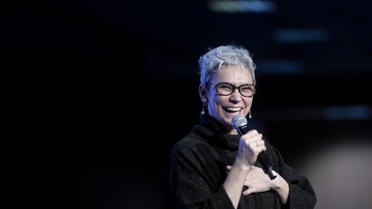 Poezia în lupta cu coronavirusul: Oana Pellea citeşte online pentru fani