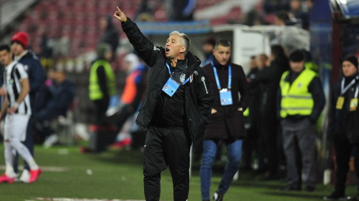 Dan Petrescu a schimbat un jucător U21 după mai puţin de 30 de secunde