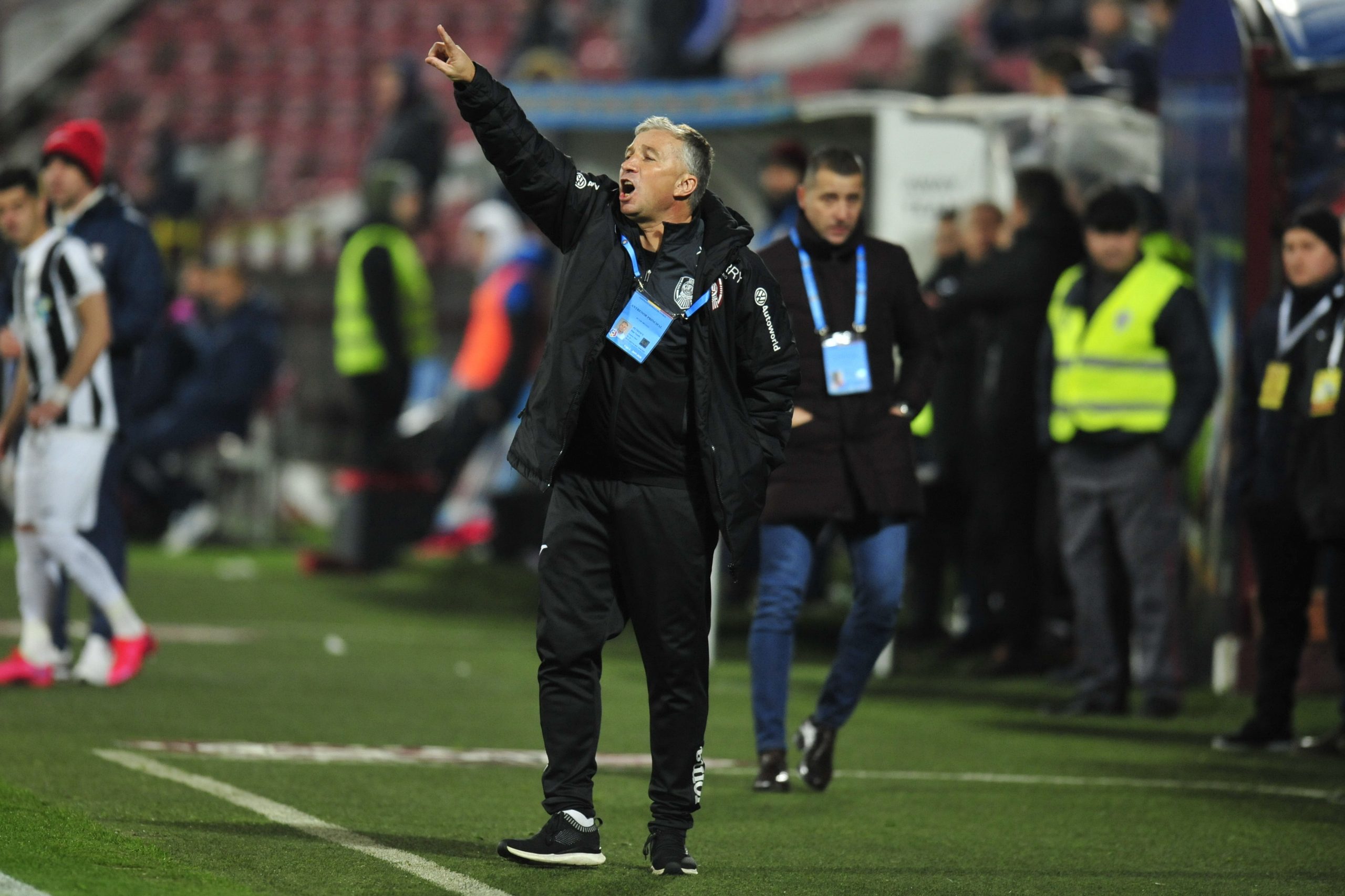 Dan Petrescu a schimbat un jucător U21 după mai puţin de 30 de secunde