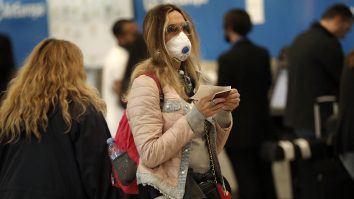 Masca Redee care te lasă să savurezi băutura preferată fără ca să te expui