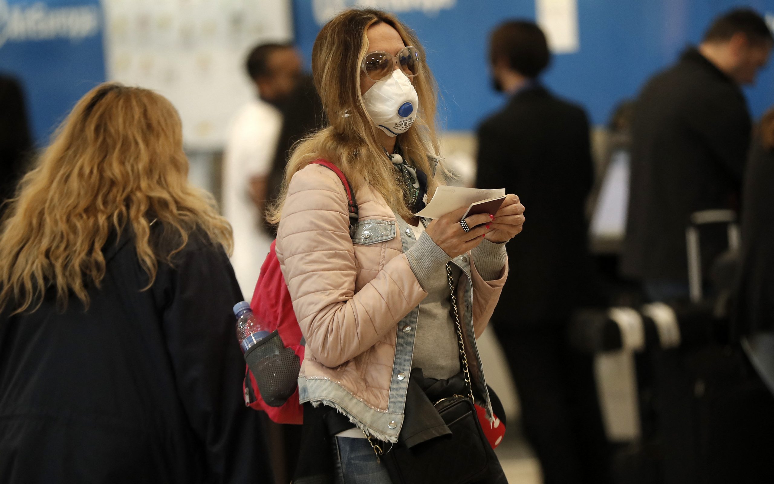 Masca Redee care te lasă să savurezi băutura preferată fără ca să te expui