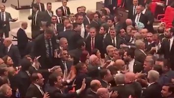 Bătaie în Parlamentul Turciei după ce opoziția l-a criticat pe Erdogan