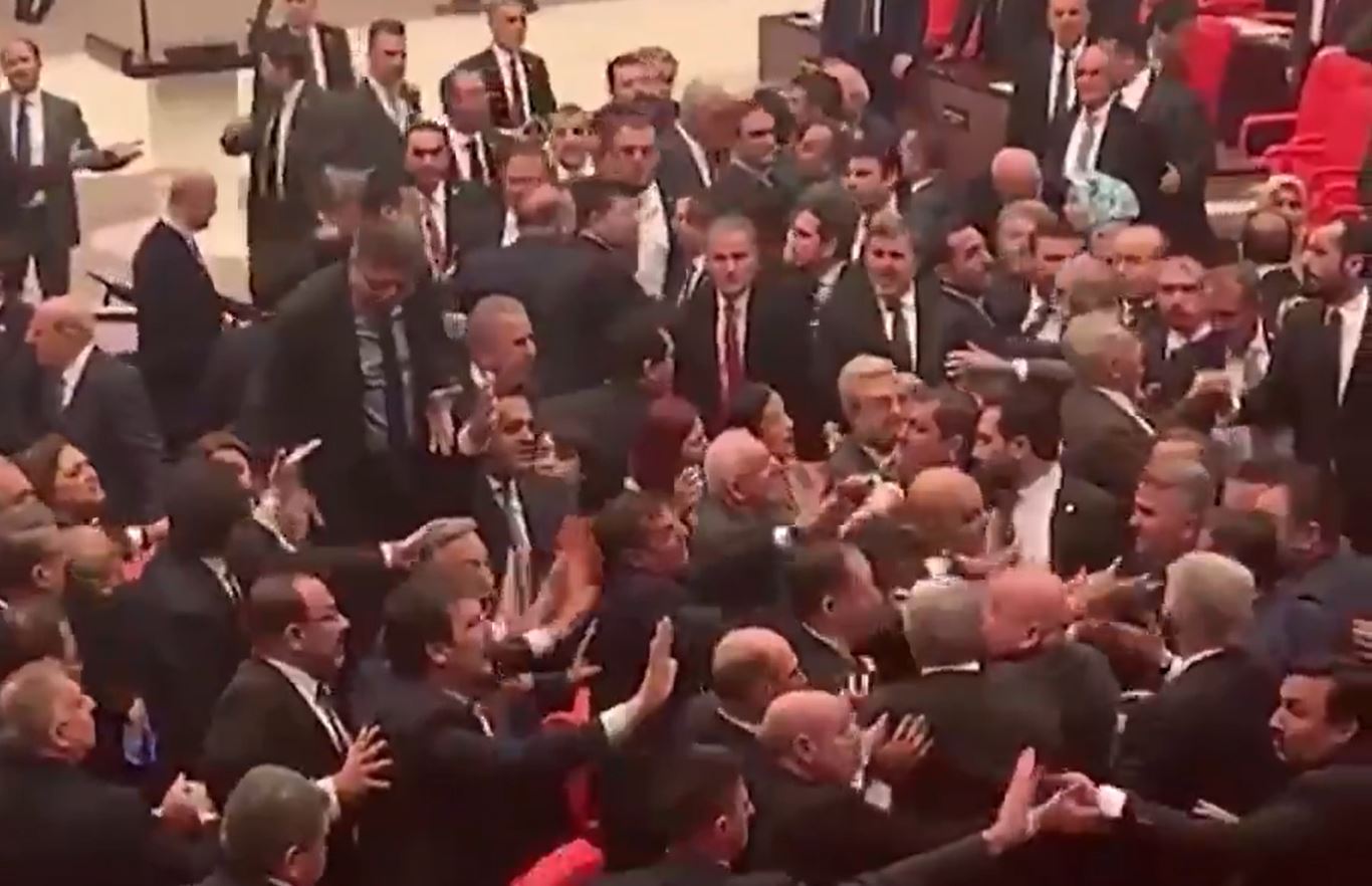 Bătaie în Parlamentul Turciei după ce opoziția l-a criticat pe Erdogan