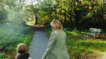 mama cu copil se plimba in parc