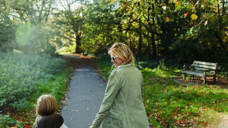 mama cu copil se plimba in parc