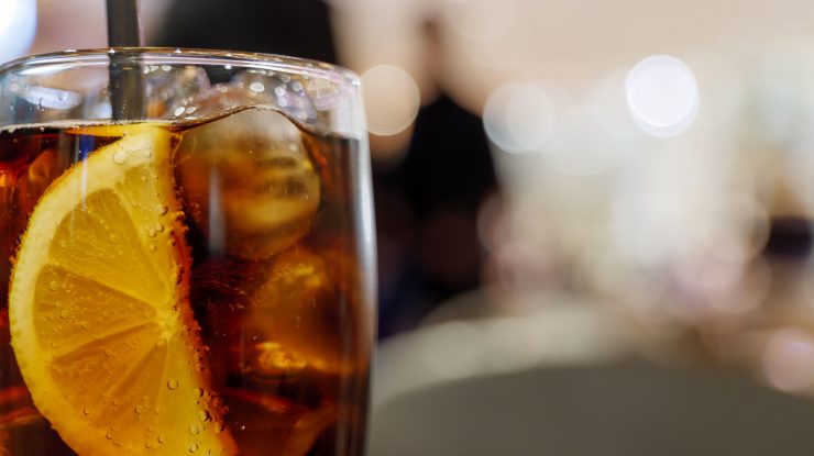 Barul se mută la tine acasă. Cum poți avea un cocktail ca la club în confortul căminului