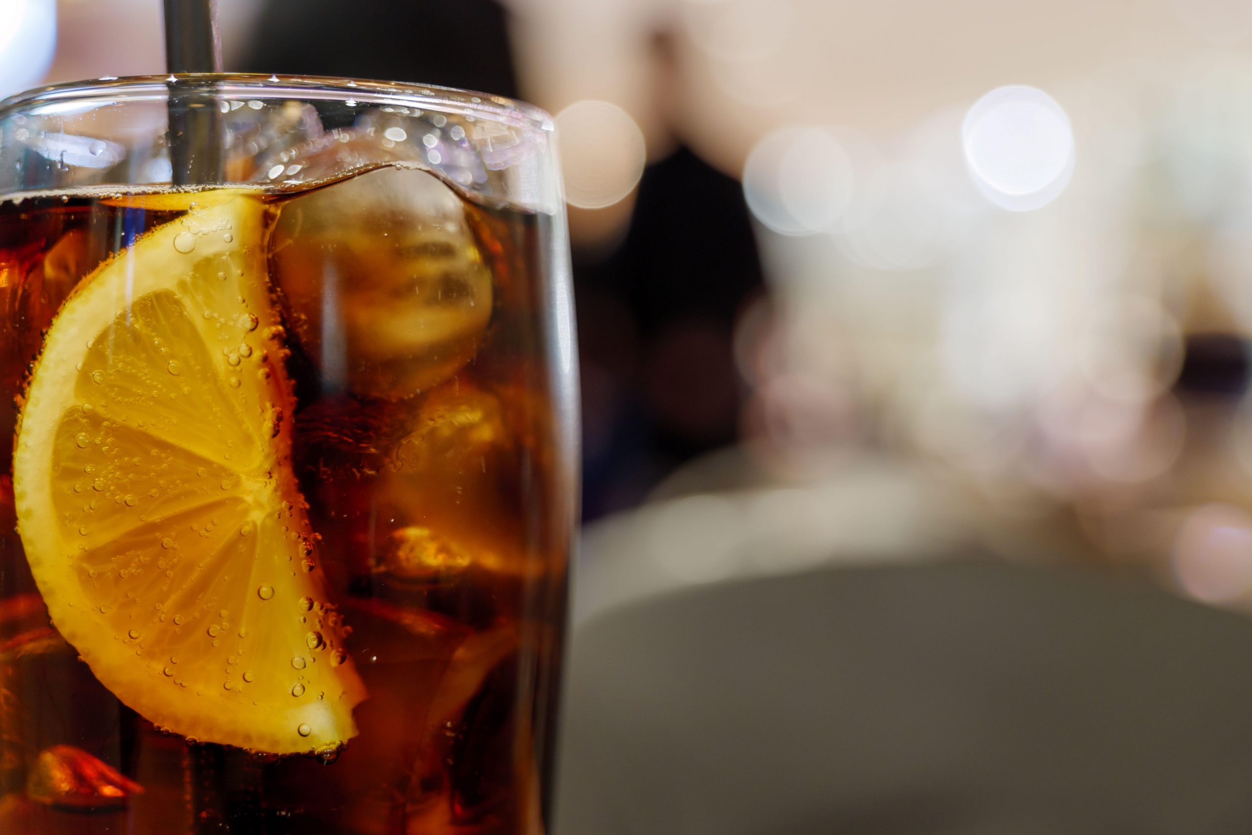 Barul se mută la tine acasă. Cum poți avea un cocktail ca la club în confortul căminului