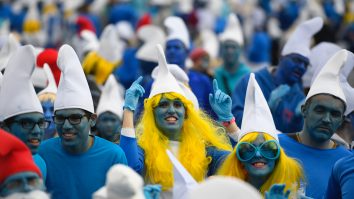 Mii de francezi deghizați în ștrumfi au sfidat epidemia de coronavirus și s-au reunit: Sunt idioți și nebuni