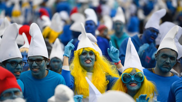 Mii de francezi deghizați în ștrumfi au sfidat epidemia de coronavirus și s-au reunit: Sunt idioți și nebuni