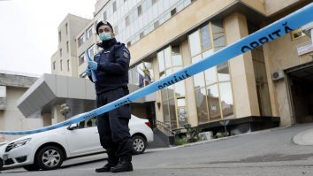 Un jandarm, înjunghiat de bărbatul pe care a încercat să-l salveze de la moarte. Agresorul, internat la Spitalul de Psihiatrie