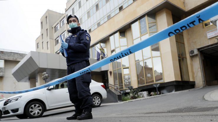 Un jandarm, înjunghiat de bărbatul pe care a încercat să-l salveze de la moarte. Agresorul, internat la Spitalul de Psihiatrie