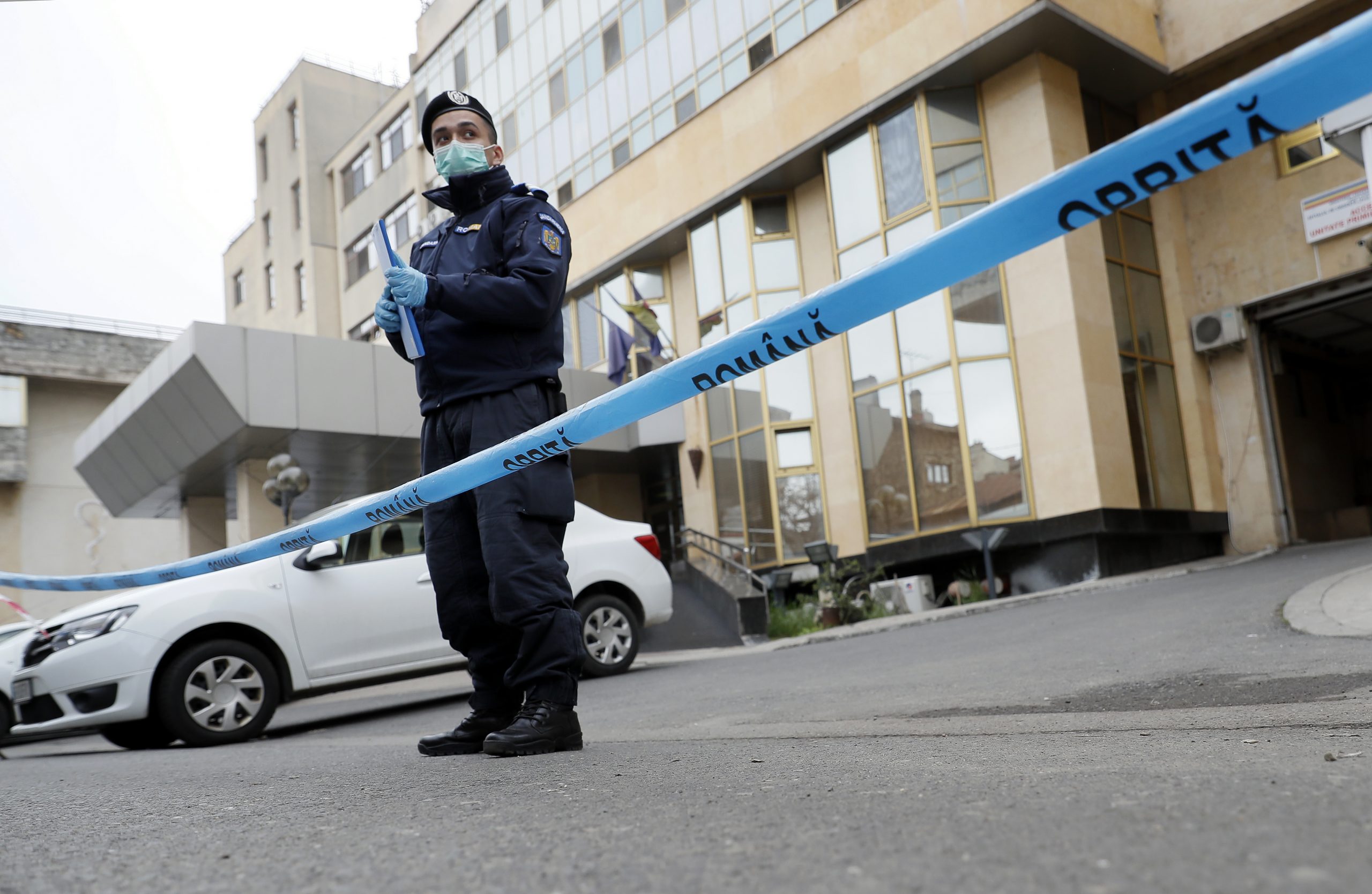 Un jandarm, înjunghiat de bărbatul pe care a încercat să-l salveze de la moarte. Agresorul, internat la Spitalul de Psihiatrie