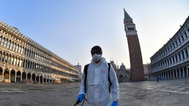 barbat in costum de protectie dezinfecteaza in venetia