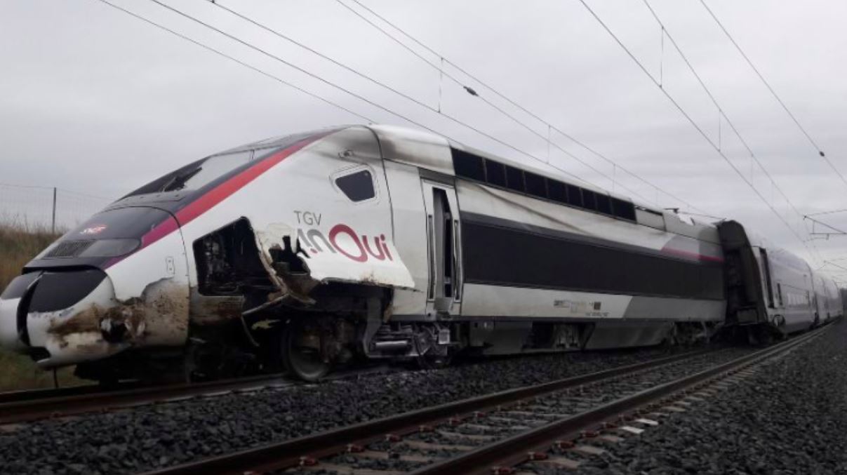 Un tren de mare viteză a deraiat în Franţa