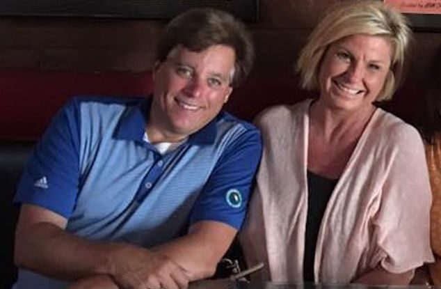 Un primar din SUA le-a cerut oamenilor să stea în case. Nu l-a ascultat nici măcar nevasta. Polițiștii au găsit-o într-un bar