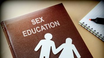 Patriarhia critică decizia de introducere a orelor de educație sexuală în școli: “Atac la inocența copiilor”