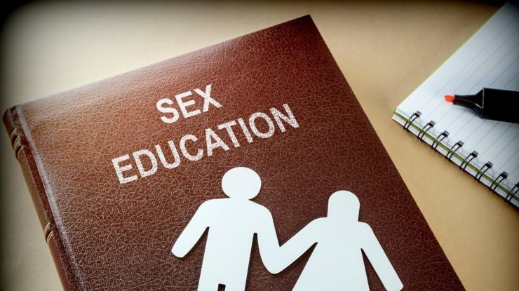 Patriarhia critică decizia de introducere a orelor de educație sexuală în școli: “Atac la inocența copiilor”