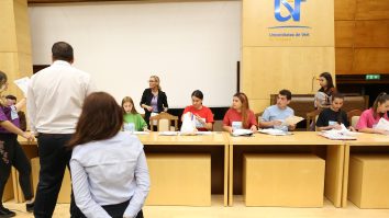 Tânărul care a dat în judecată școala și a primit daune de 22.000 de lei e împotriva examenelor online