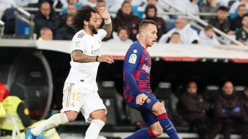 Fotbaliștii ar putea fi sancționați dacă scuipă în timpul meciurilor. Riscul de a răspândi coronavirusul e uriaș