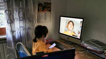 Școala online continuă, în timp ce jumătate din elevii români nu au acces la internet: „Este un an pierdut“