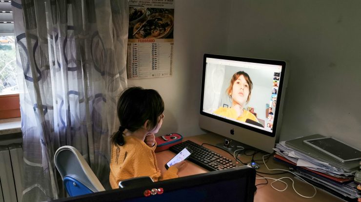 Școala online continuă, în timp ce jumătate din elevii români nu au acces la internet: „Este un an pierdut“