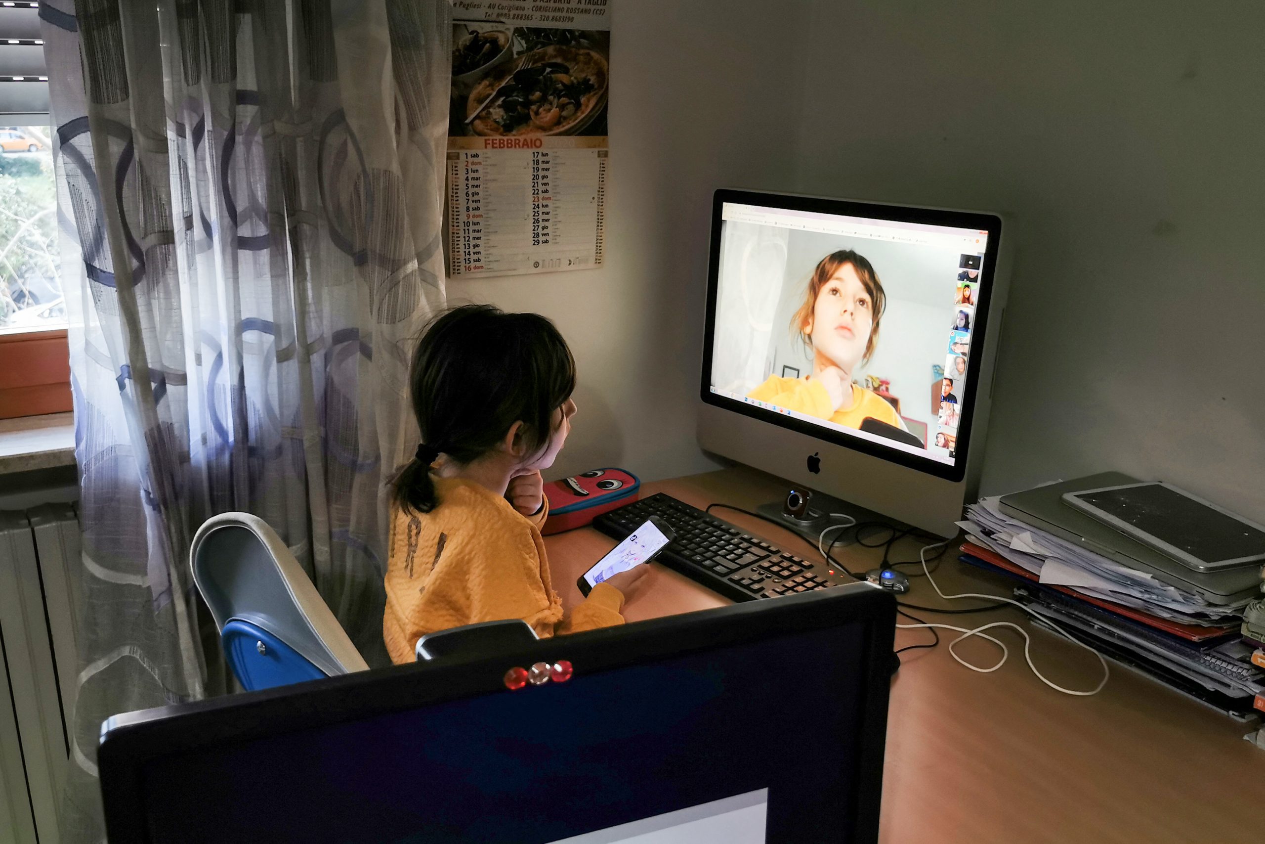 Școala online continuă, în timp ce jumătate din elevii români nu au acces la internet: „Este un an pierdut“