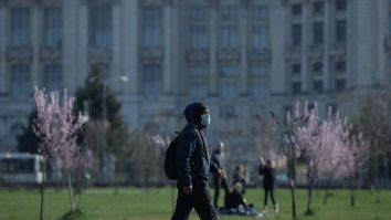 Ridicarea restricțiilor nu înseamnă că problema a dispărut. Raed Arafat îți spune ce poți face începând cu 15 mai și ce reguli va trebui să respecți în continuare