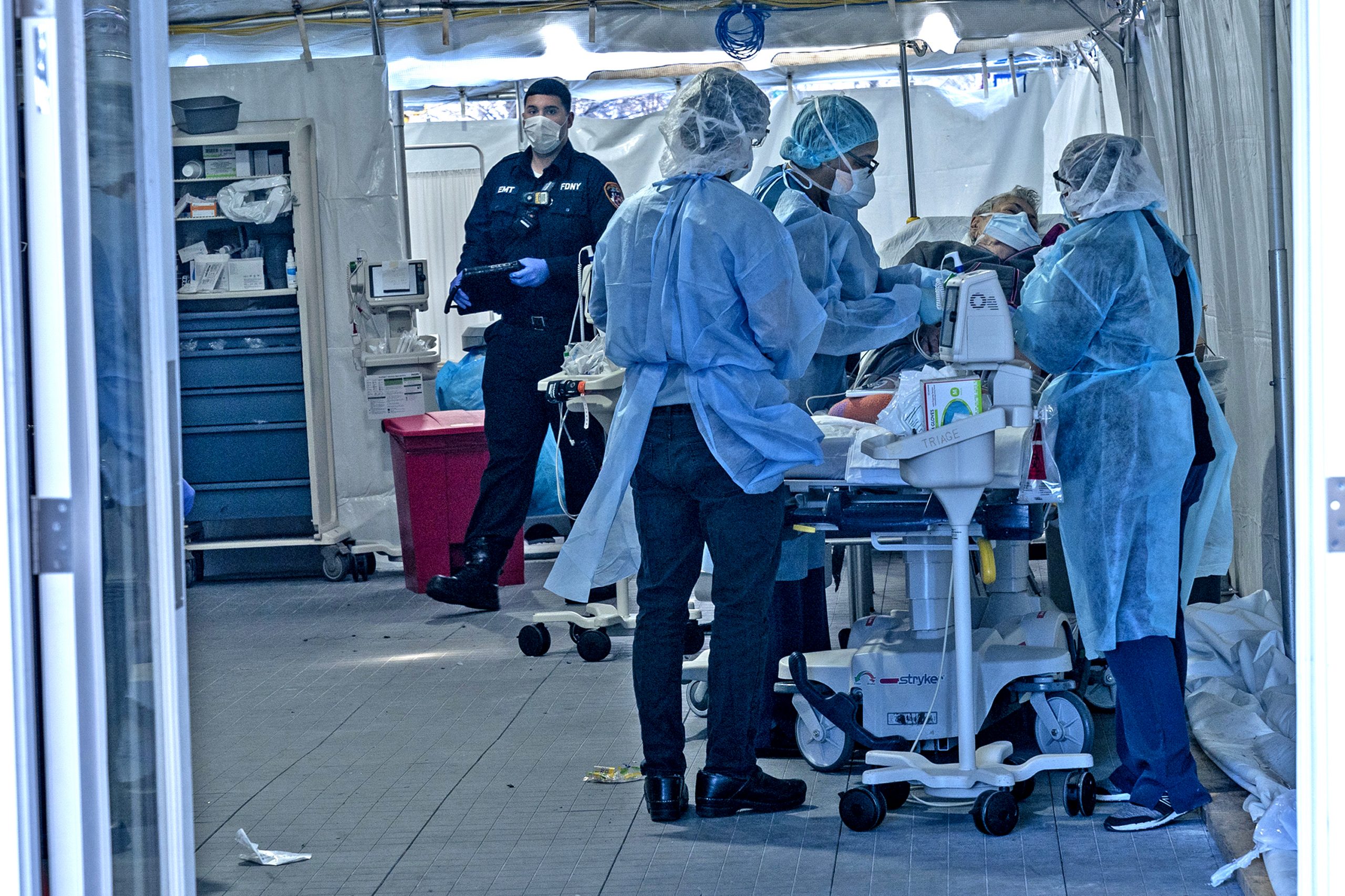 Camera de gardă a unui spital din New York, unde sunt internați pacienți infectați cu coronavirus, martora unor scene dramatice: „E un coşmar“