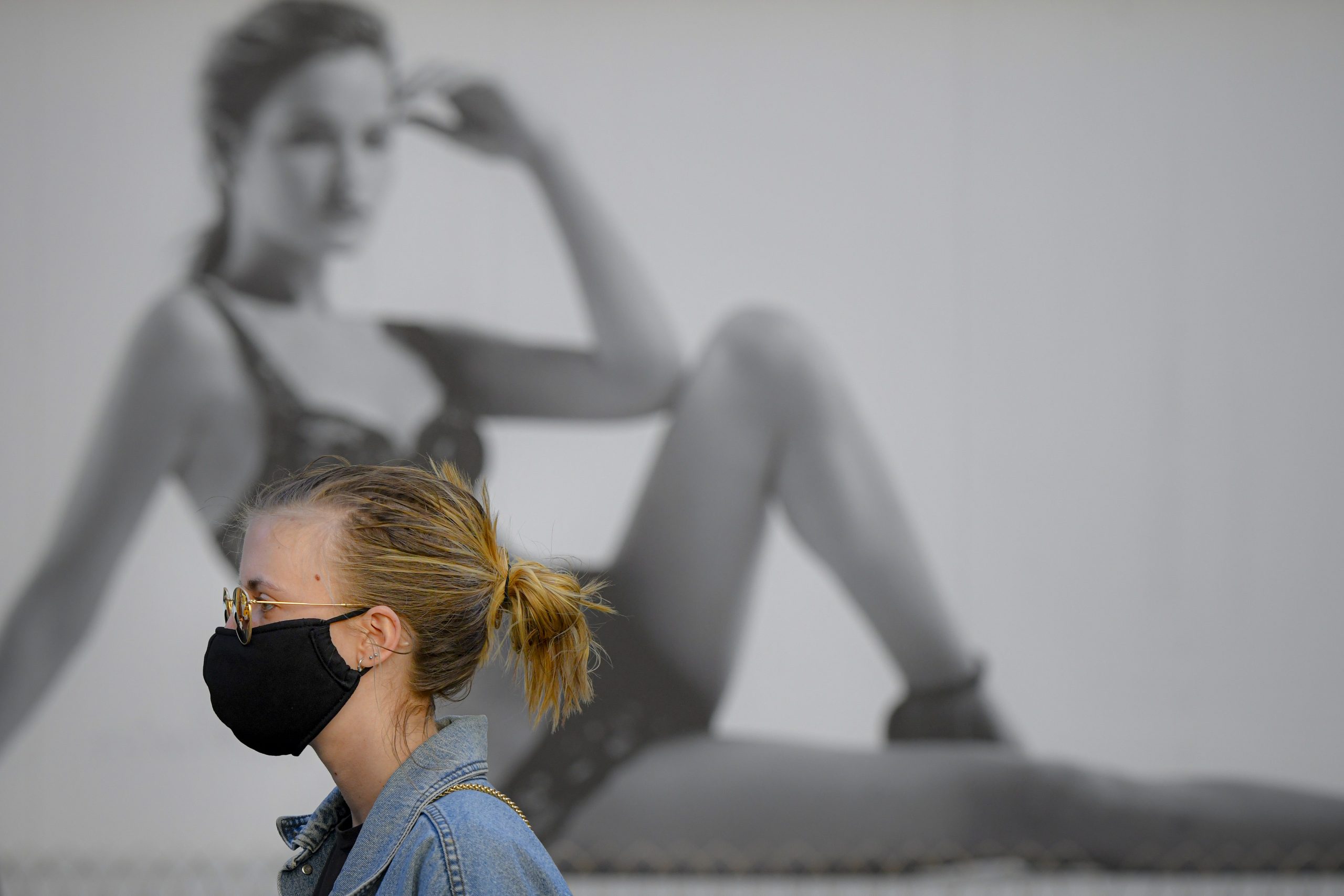 Tu știi să porți corect masca de protecție? Dacă nu îți acoperă şi nasul, e doar un accesoriu la modă, spun medicii