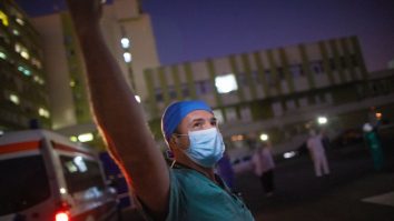 Fără echipamente suficiente și fără instructaj. Un sondaj îți arată cum luptă medicii din România împotriva Covid-19