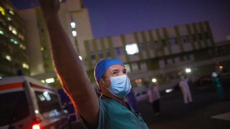 Fără echipamente suficiente și fără instructaj. Un sondaj îți arată cum luptă medicii din România împotriva Covid-19