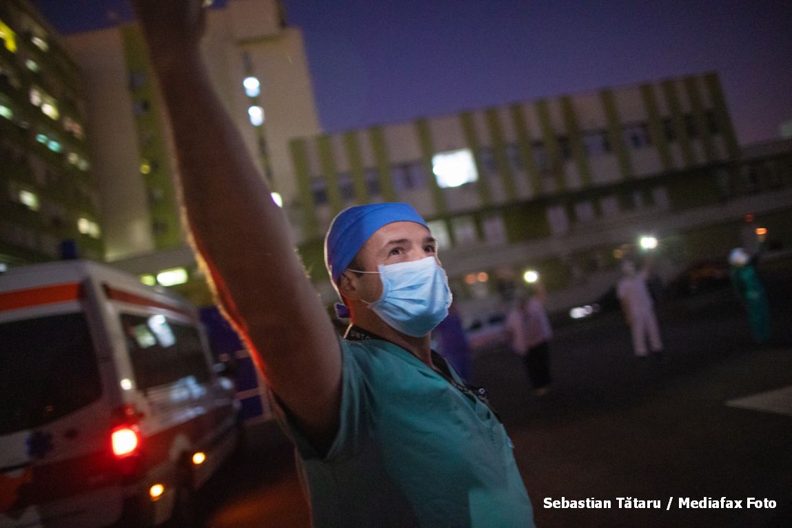 Fără echipamente suficiente și fără instructaj. Un sondaj îți arată cum luptă medicii din România împotriva Covid-19