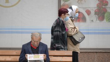 Polițiștii dau exemplu o bătrânică din Botoșani, care iese din casă doar o dată pe săptămână și are mereu declarație completată