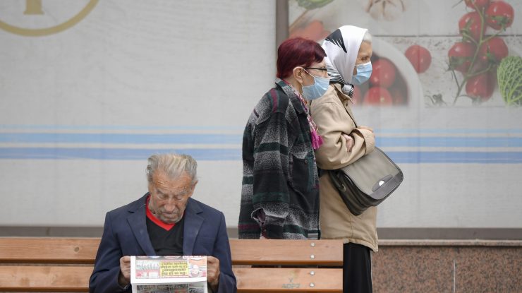 Polițiștii dau exemplu o bătrânică din Botoșani, care iese din casă doar o dată pe săptămână și are mereu declarație completată