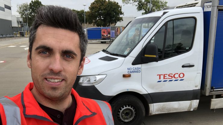 Un pilot rămas fără curse face timpul să zboare. S-a angajat șofer la un lanț de supermarketuri