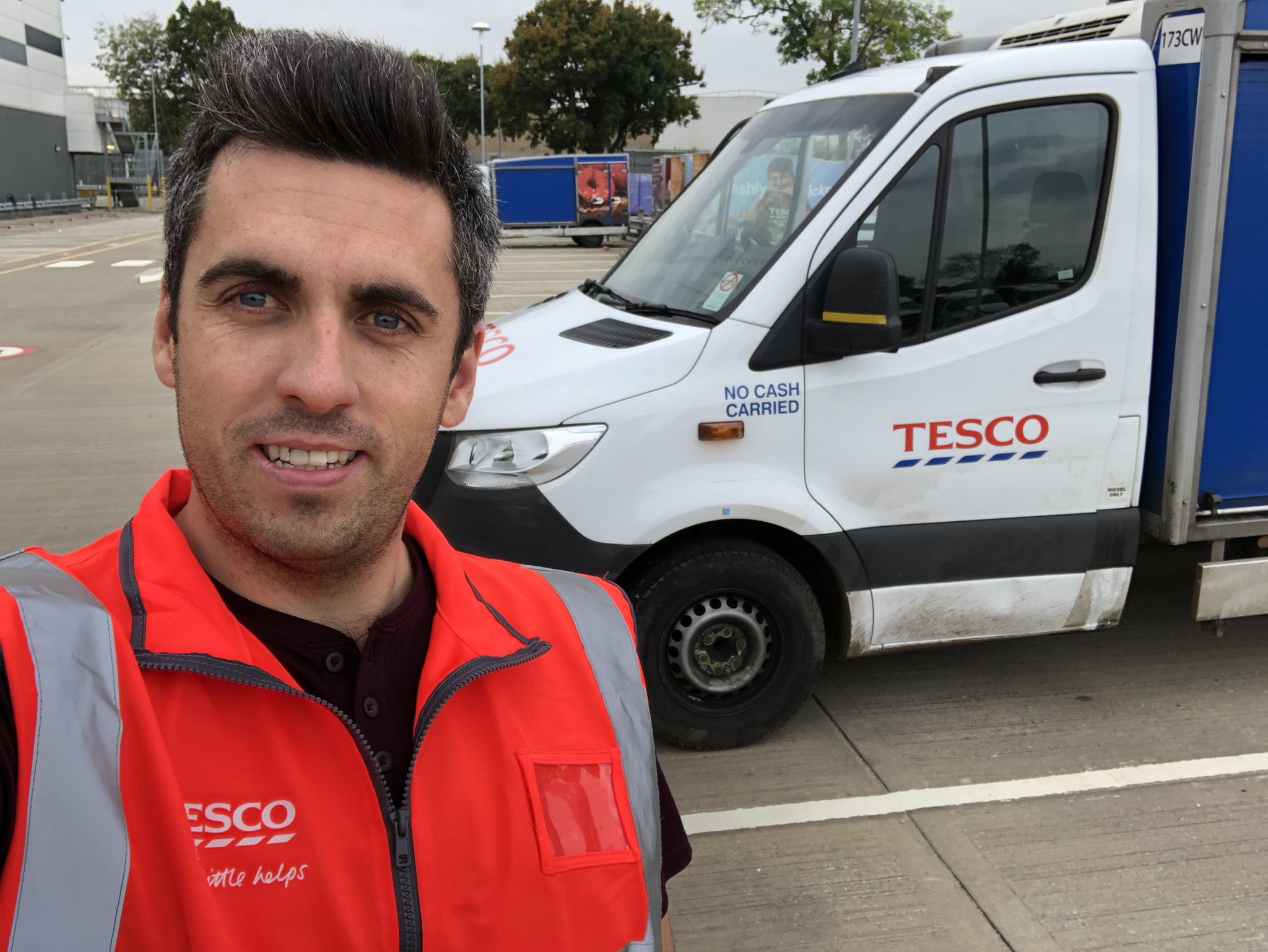 Un pilot rămas fără curse face timpul să zboare. S-a angajat șofer la un lanț de supermarketuri