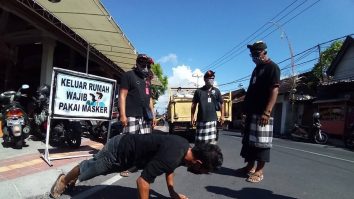 Pedeapsă sau beneficiu? Flotările, „amenda“ dată de polițiștii din Bali celor care nu poartă mască