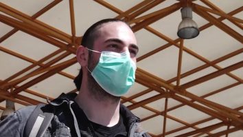 Profu’ de chitară – de la predat muzică, la strâns sparanghel în Germania. Ziua pe câmp, iar noaptea în căutarea notelor muzicale